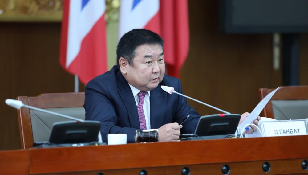 Д.Ганбат: Хүйсээ солиулдаг болсон цагт МАН-ын дарга нар Тайланд улс руу яваад эмэгтэй болоод ирнэ